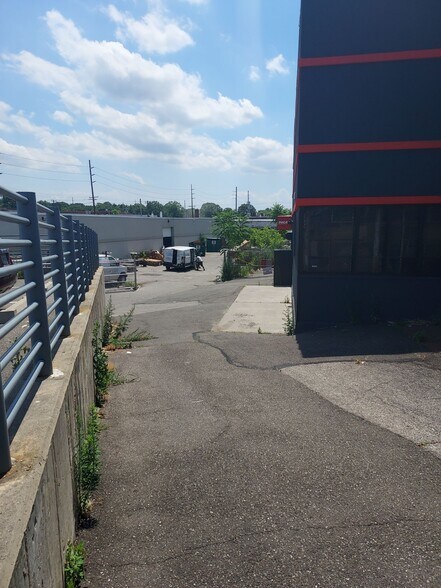 More Photos Of 2070 Jericho Tpke, New Hyde Park Auto Repair For Lease