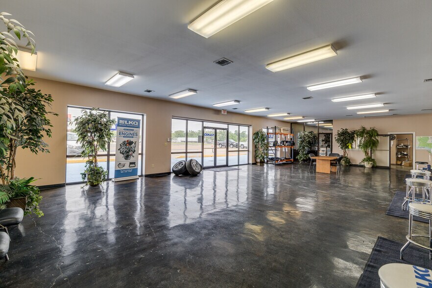 More Photos Of 208 Franklin Dr, West Monroe Distribution For Sale