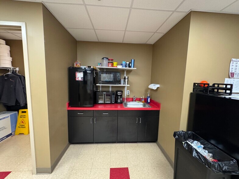 More Photos Of 348 S Calderwood St, Alcoa Freestanding For Sale