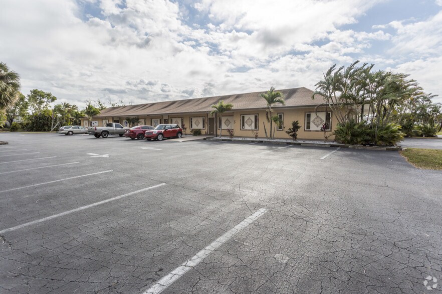 More Photos Of 12820 Kenwood Ln, Fort Myers Medical For Lease