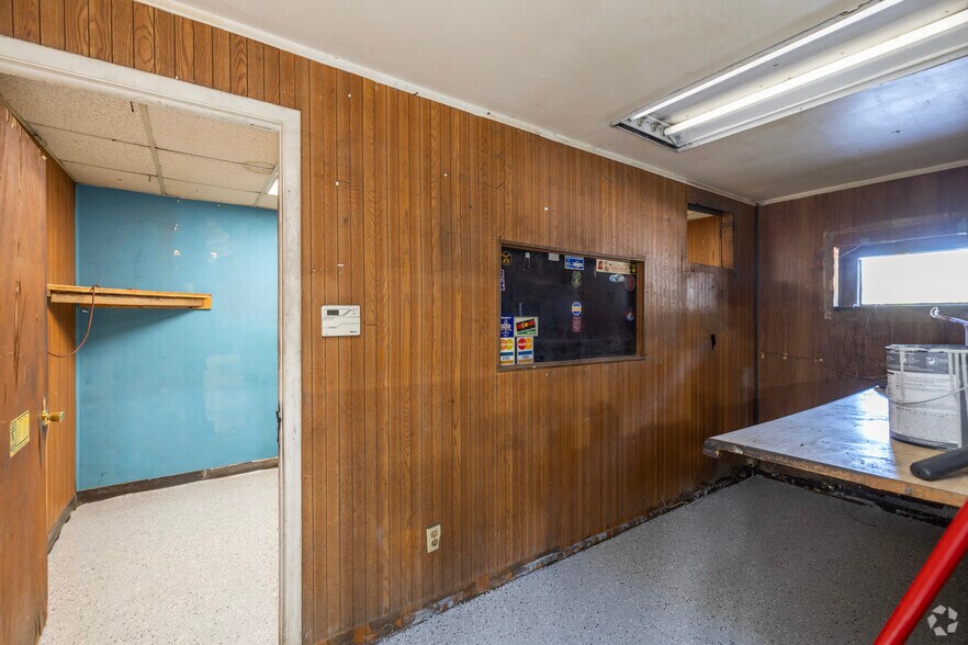 More Photos Of 5626 N Dale Mabry Hwy, Tampa Warehouse For Lease