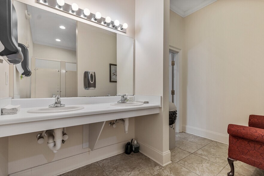 More Photos Of 300 N Tennessee Ave, Etowah Funeral Home For Sale