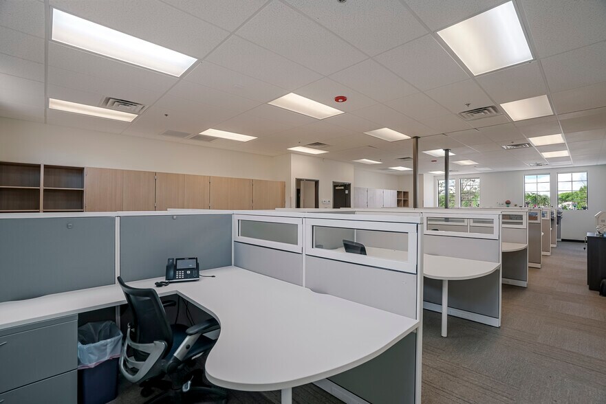 More Photos Of 3207 Lakeside Vlg, Prescott Office For Sale