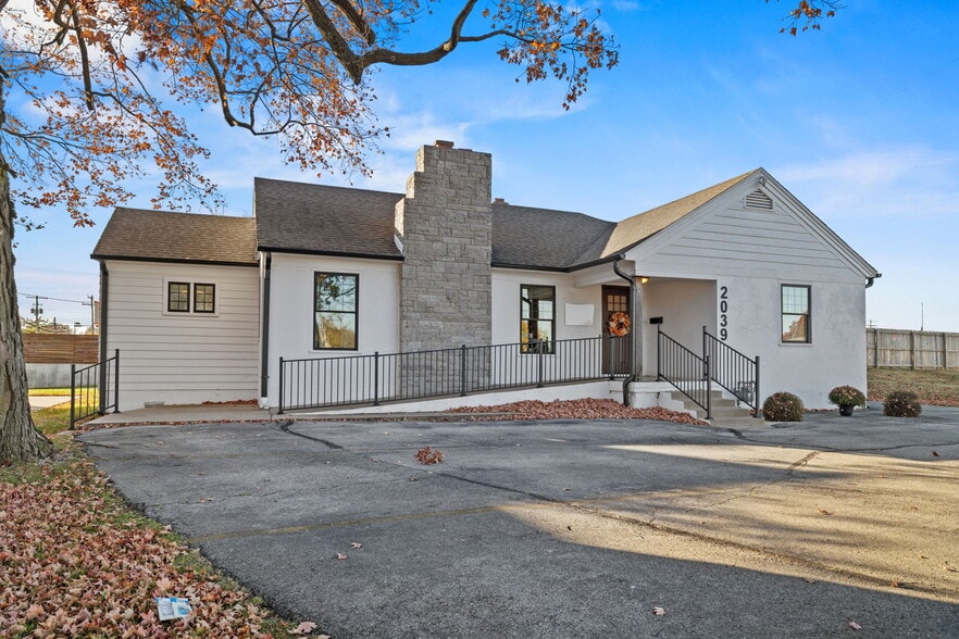 Primary Photo Of 2039 S Brentwood Blvd, Springfield Office For Sale