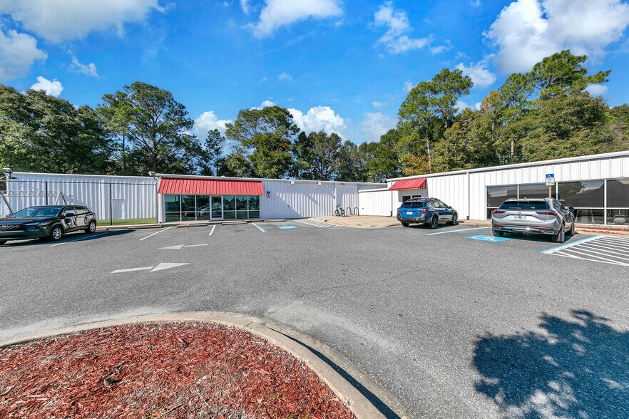 More Photos Of 2500 S Ferdon Blvd, Crestview Storefront For Lease