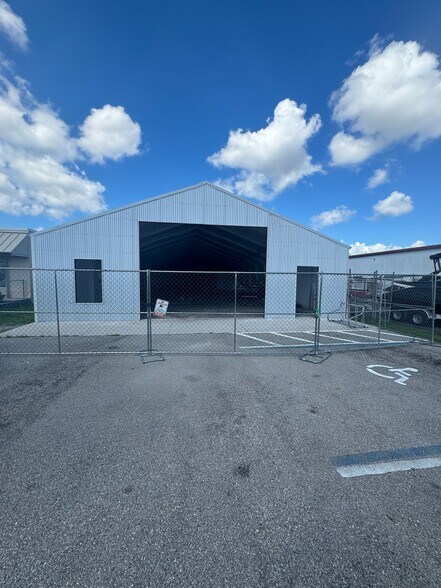 More Photos Of 11118 S Cleveland Ave, Fort Myers Warehouse For Lease