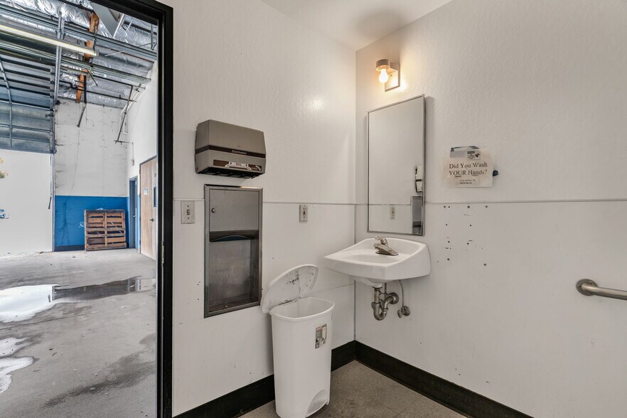 More Photos Of 44368-44370 Old Warm Springs Blvd, Fremont Warehouse For Lease