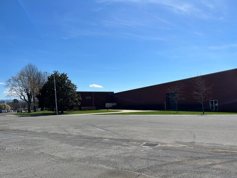 More Photos Of 1915 Snapps Ferry Rd, Greeneville Warehouse For Lease
