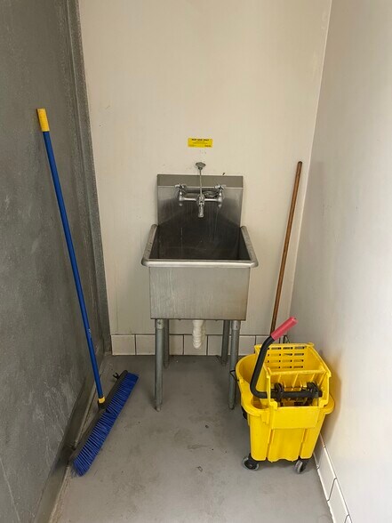 More Photos Of 3845 Jasmine Ave, Culver City Storefront Retail Residential For Lease