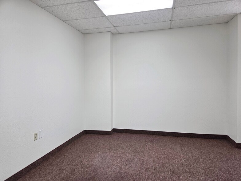 More Photos Of 1929 W Lone Cactus Dr, Phoenix Light Distribution For Lease