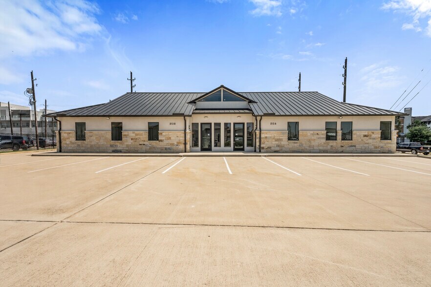 More Photos Of 213 Bella Katy Dr, Katy Medical For Lease