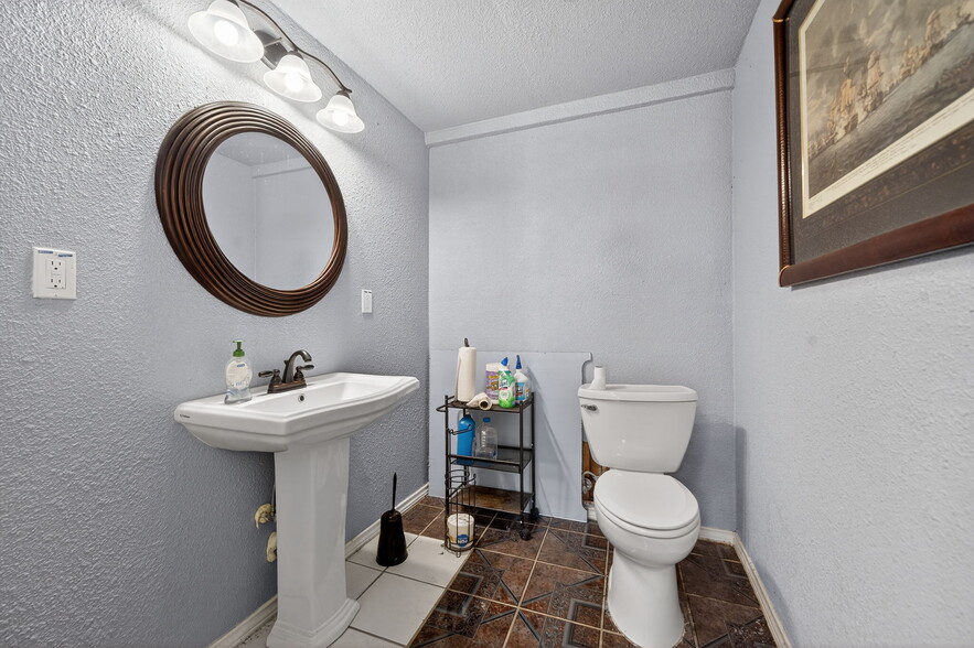 More Photos Of 15377 N Highway 34, Terrell Flex For Sale