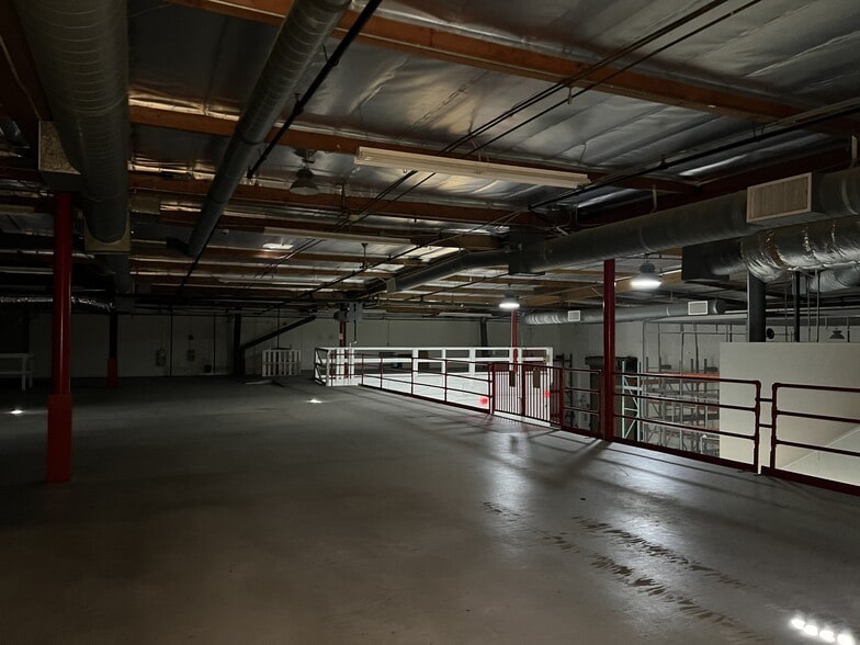 More Photos Of 3501 W Garry Ave, Santa Ana Warehouse For Lease