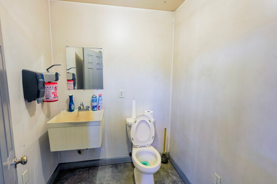 More Photos Of 1111 Mount Tabor Rd, Hartselle Showroom For Sale