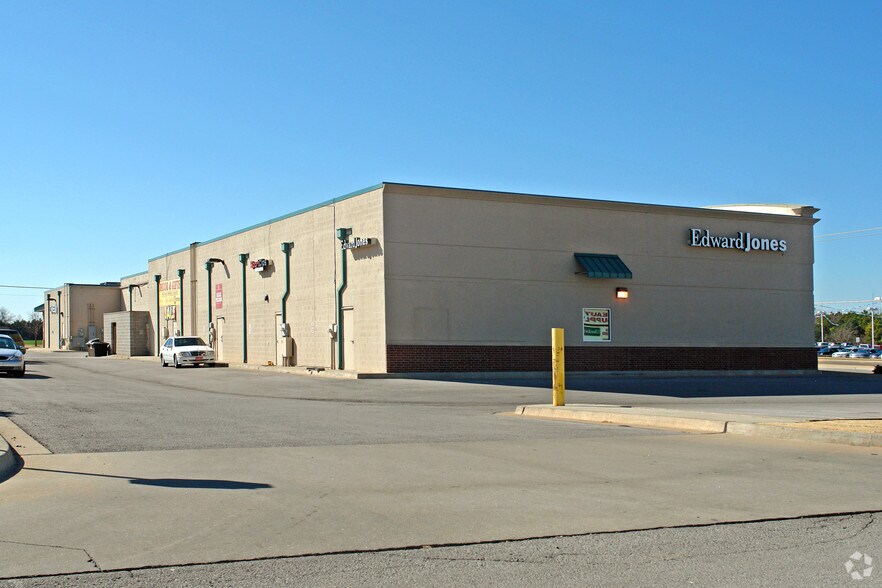 More Photos Of 1769-1779 Garth Brooks Blvd, Yukon Freestanding For Lease