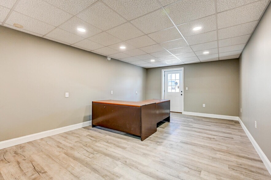 More Photos Of 1482 Seven Valleys Rd, York Flex For Sale