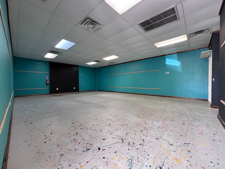 More Photos Of 50 Lack Ln, Clute General Retail For Lease