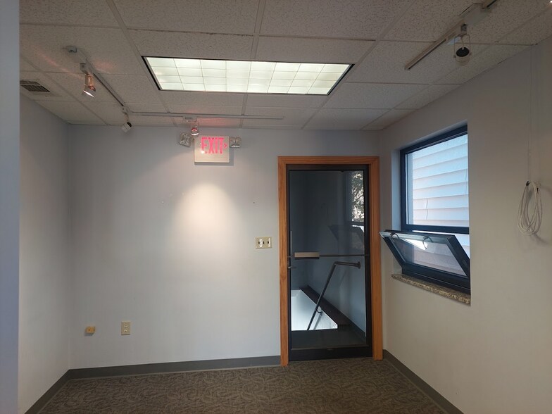 More Photos Of 17 Caldwell St, Charlestown Showroom For Lease