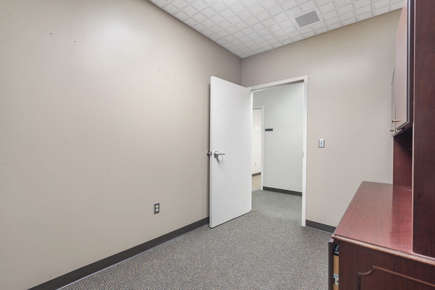 More Photos Of 909 E Republic Rd, Springfield Office For Lease