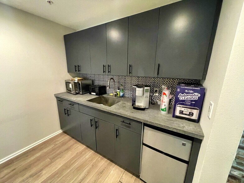 More Photos Of 401 Manhattan Beach Blvd, Manhattan Beach Storefront Retail Office For Lease