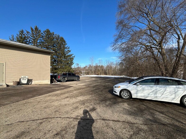 More Photos Of 1301 E Grand River Ave, Portland Freestanding For Lease