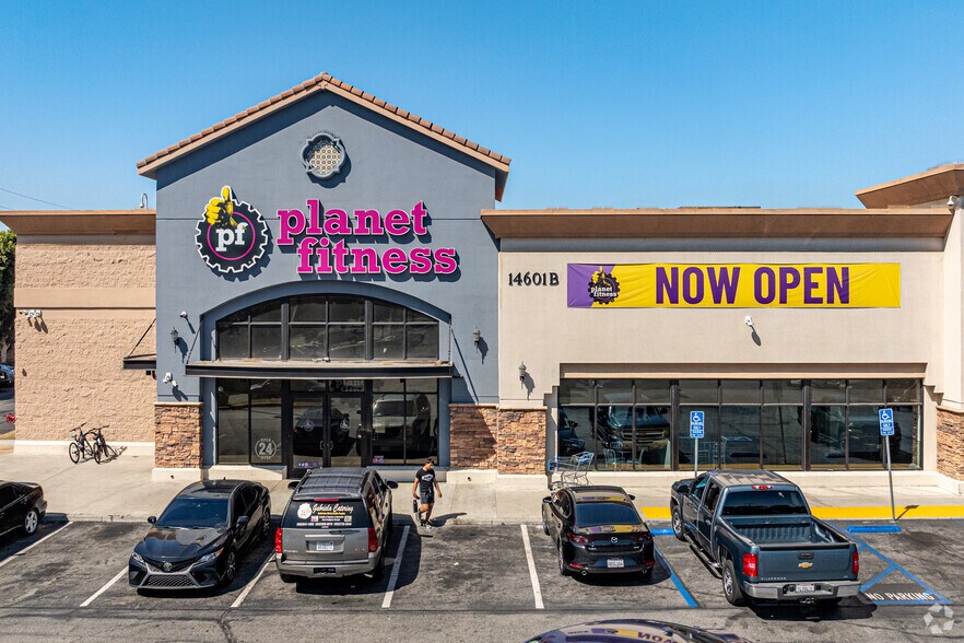 More Photos Of 14525 Lakewood Blvd, Paramount Storefront Retail Office For Sale