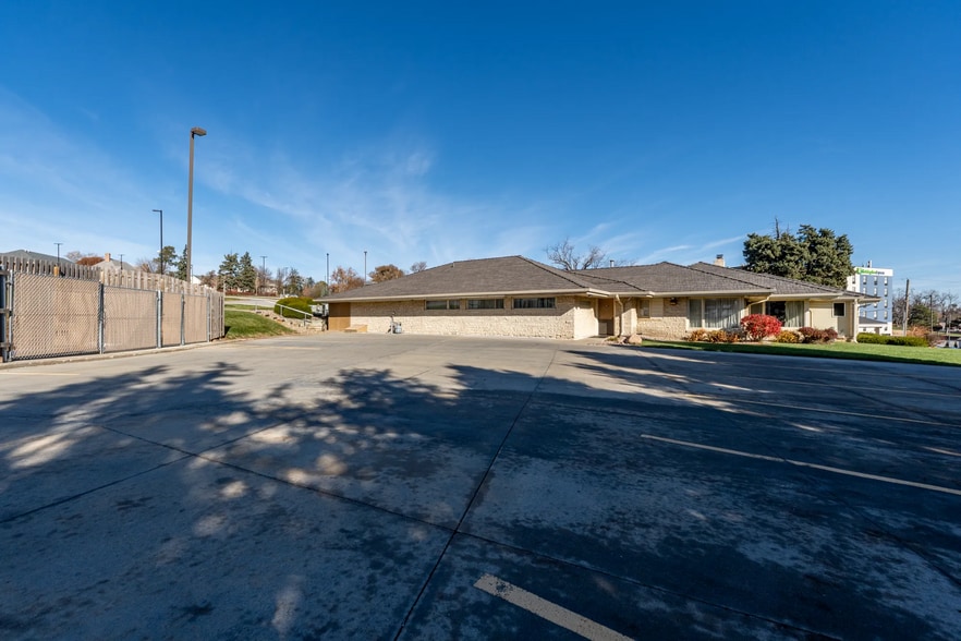 More Photos Of 8900 W Dodge Rd, Omaha Medical For Lease