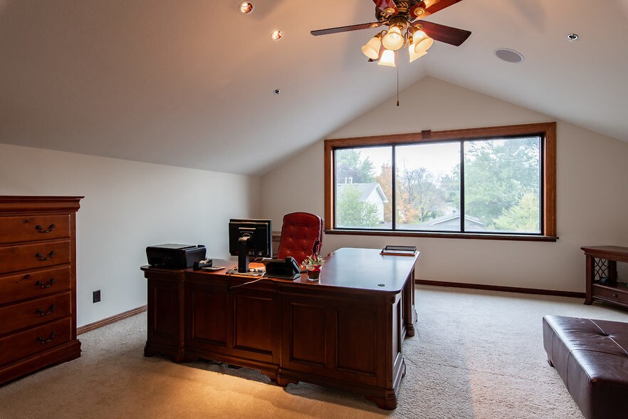 More Photos Of 700 E Main St, Anoka Freestanding For Lease