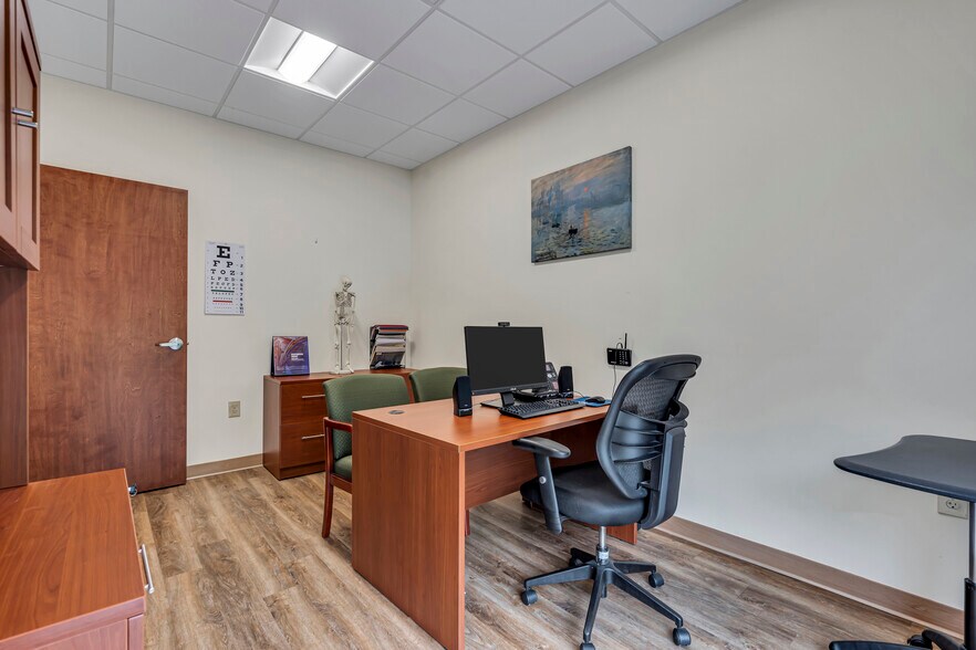 More Photos Of 500 Park Ave, Manalapan Township Medical For Lease