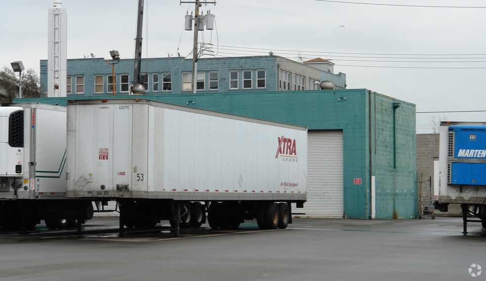More Photos Of 310 Union St, Oakland Distribution For Lease