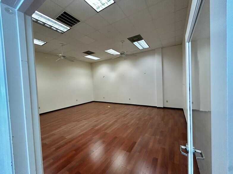 More Photos Of 12914 Malcomson Rd, Houston General Retail For Sale