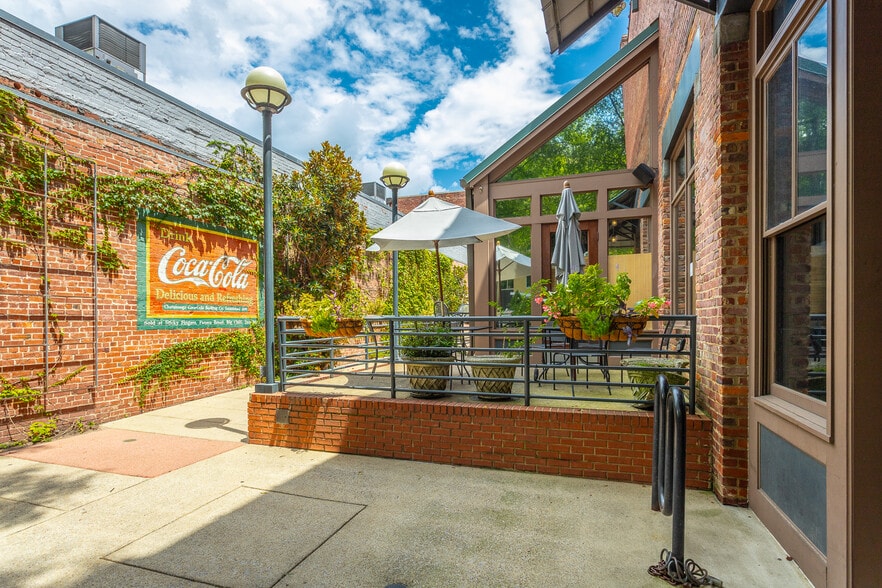 More Photos Of 420 Broad St, Chattanooga Storefront For Lease