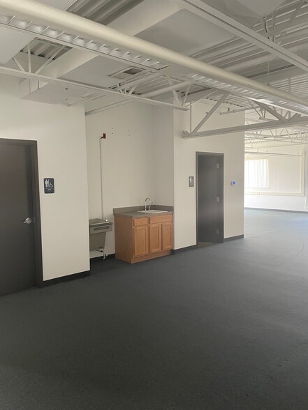 More Photos Of 46400 Continental Dr, Chesterfield Warehouse For Lease