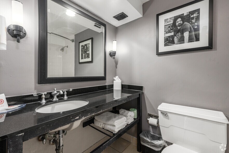 More Photos Of 120 E Lombard St, Baltimore Hotel For Sale