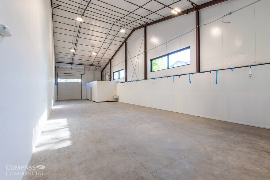 More Photos Of 2754 SW 6th St, Redmond Warehouse For Lease