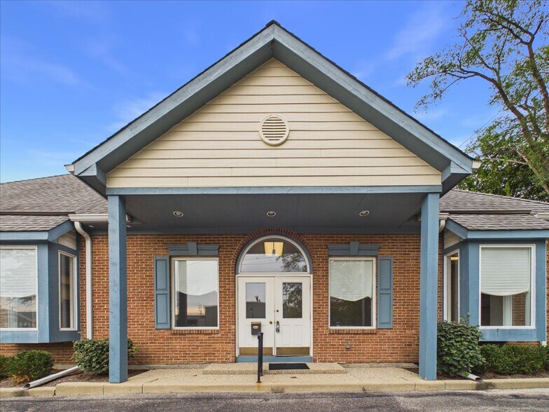 More Photos Of 420 W Northwest Hwy, Barrington Unknown For Lease
