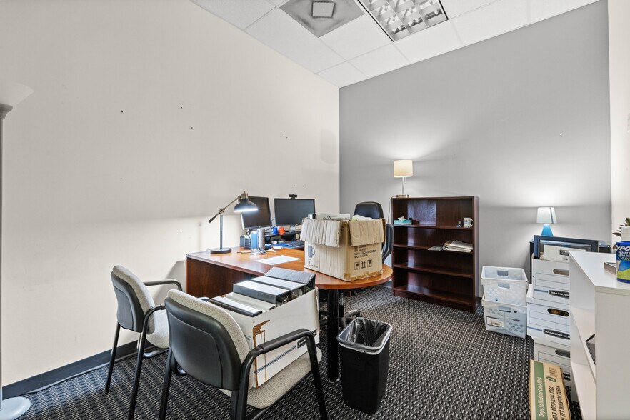 More Photos Of 9300 United Dr, Austin Unknown For Lease