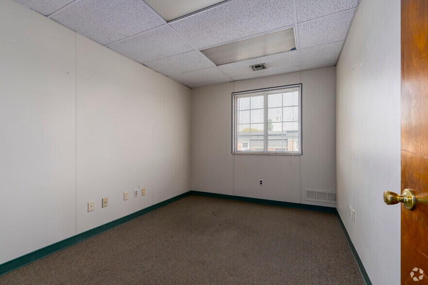 More Photos Of 32969 Hamilton Ct, Farmington Hills Office For Sale