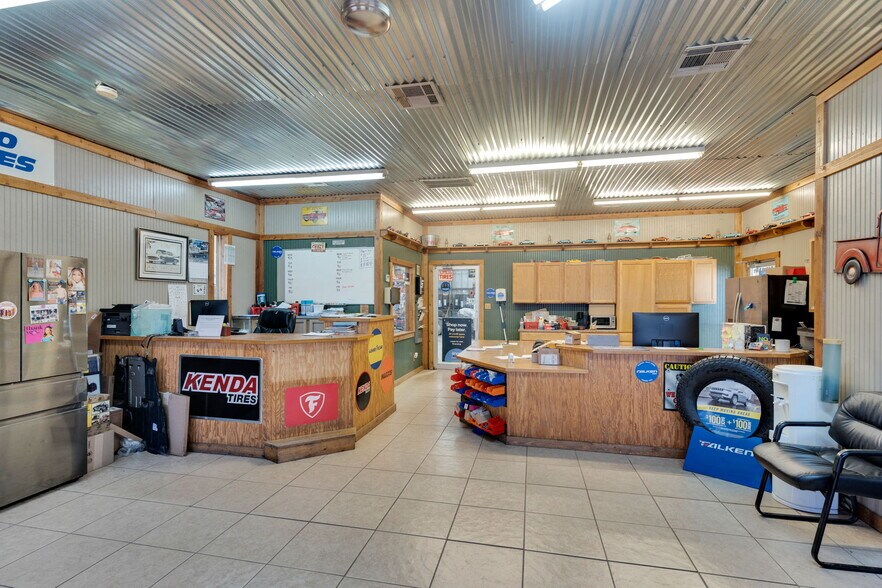 More Photos Of 475 W Commerce St, Fairfield Auto Salvage Facility For Sale
