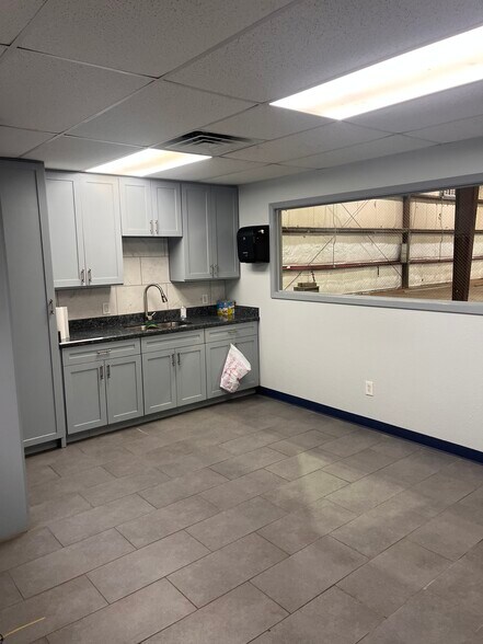 More Photos Of 11825 W Fairmont Pky, La Porte Warehouse For Lease