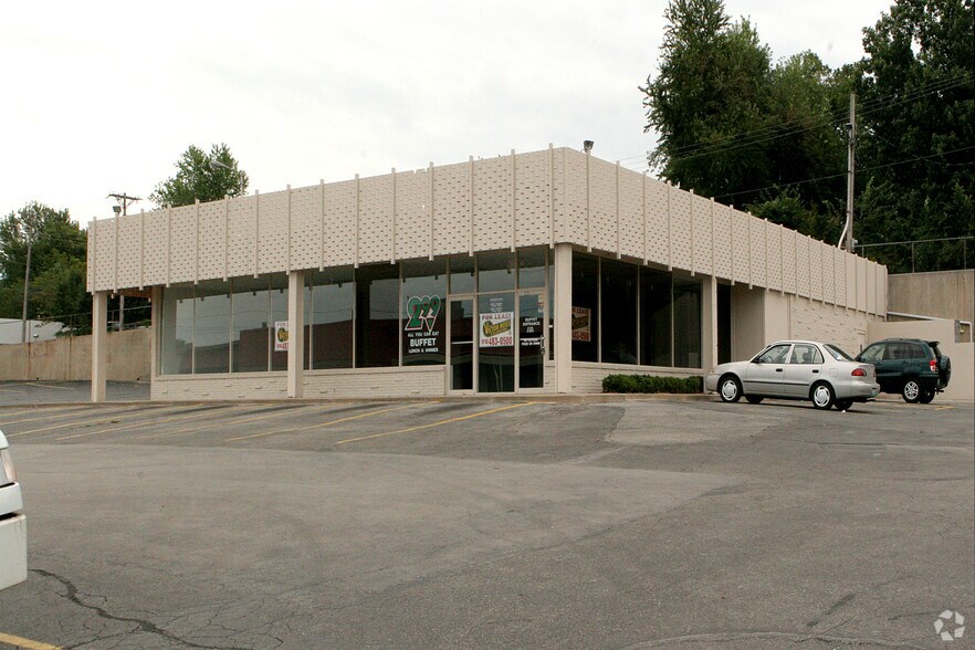 More Photos Of 405-523 E 24 Hwy, Independence General Retail For Sale