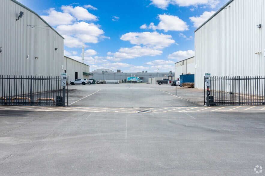 More Photos Of 5101-5111 Milwee St, Houston Warehouse For Lease