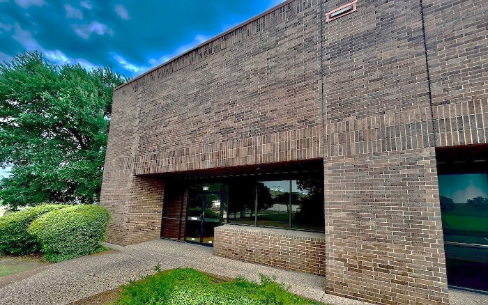 More Photos Of 817 Greenview Dr, Grand Prairie Showroom For Lease