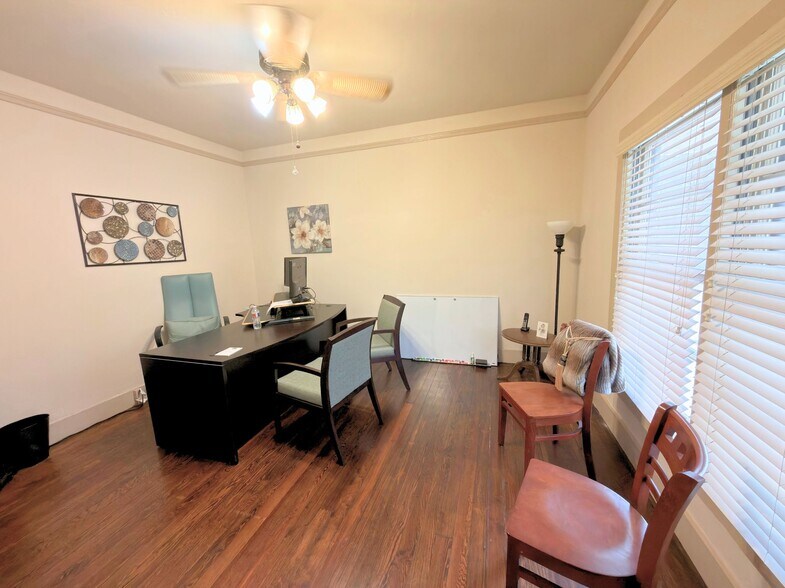 More Photos Of 902 W Pearl St, Granbury Office For Lease