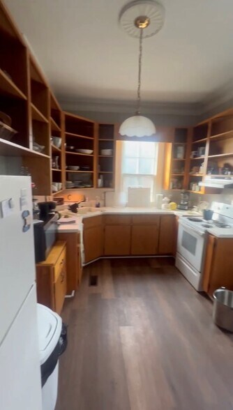 More Photos Of 157 Cambridge Ave E, Greenwood Apartments For Sale