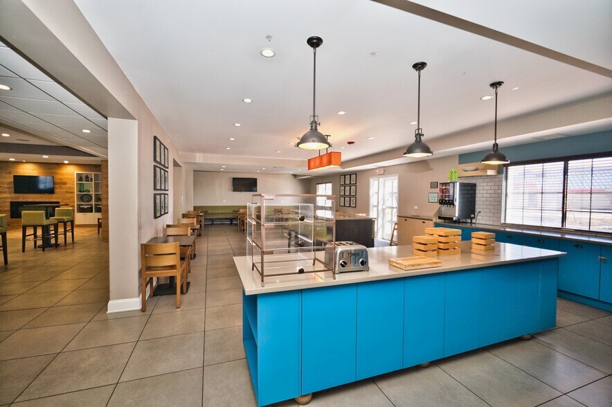 More Photos Of 2280 N Barrington Rd, Hoffman Estates Hotel For Sale