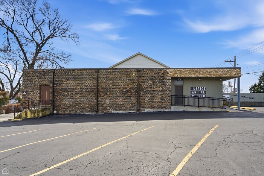 More Photos Of 8507 S Roberts Rd, Justice Veterinarian Kennel For Sale