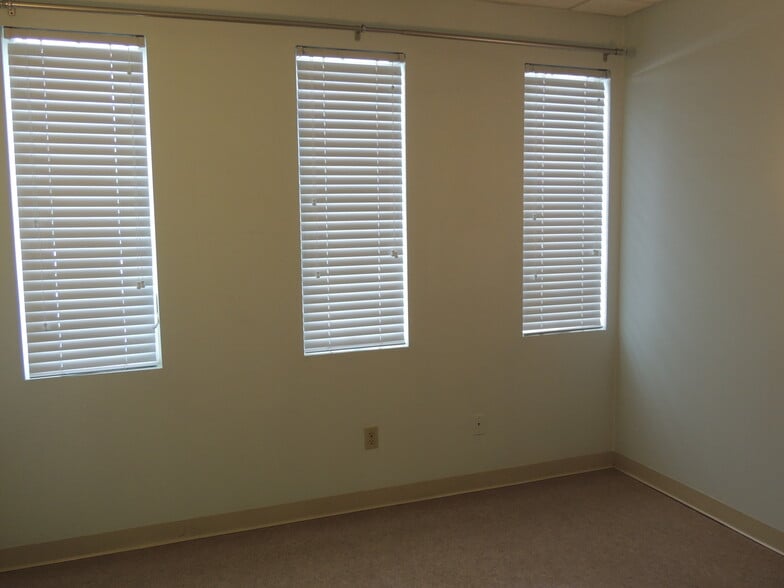 More Photos Of 207 Stage Rd, Hampstead Medical For Lease