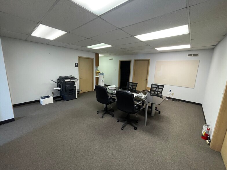 More Photos Of 12521 Evergreen Dr, Mukilteo Warehouse For Lease