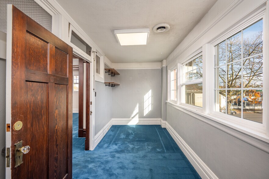 More Photos Of 990 W 7th Ave, Eugene Office For Sale